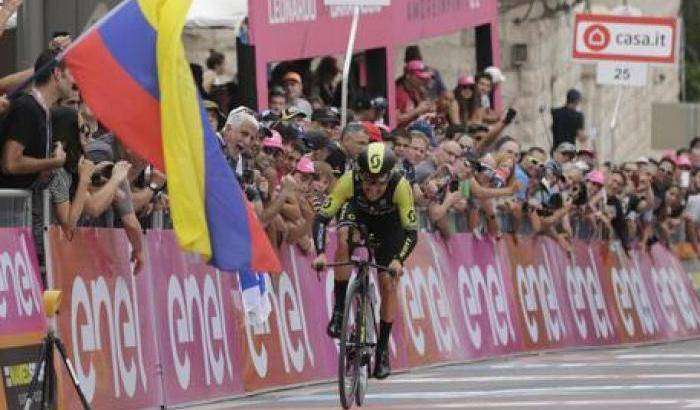 Giro d'Italia: Chaves trionfa sotto l'Etna, Yates &egrave; la nuova magliarosa