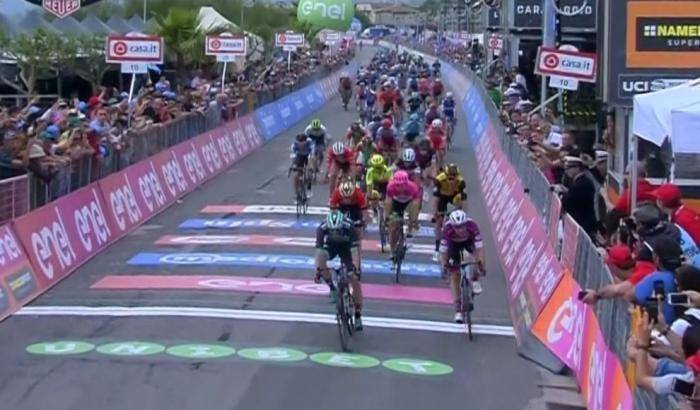 Sam Bennett batte in volata Elia Viviani, Yates rimane in rosa Sam Bennett batte in volata Elia Viviani, Yates rimane in rosa