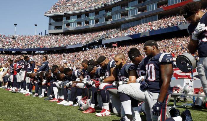 Il football americano si piega alla volontà di Trump: obbligo per tutti di stare in piedi durante l'inno