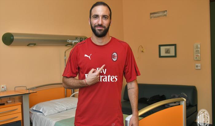 Milan, visite mediche fra l'entusiasmo dei tifosi per Higuain