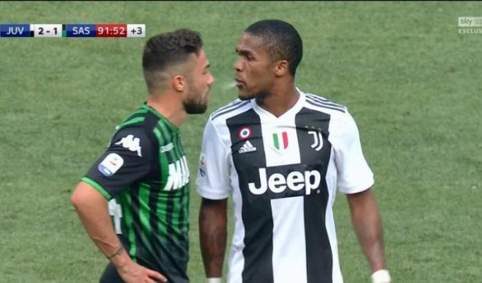 Sputo di Douglas Costa: razzisti e fan di Salvini si scatenano sul web