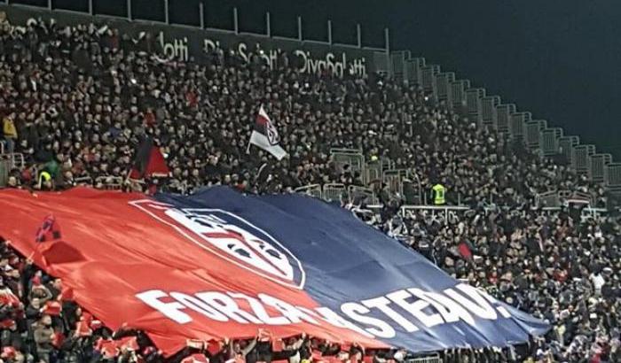 Il Cagliari usa il pugno duro: tre tifosi interdetti a vita per cori razzisti