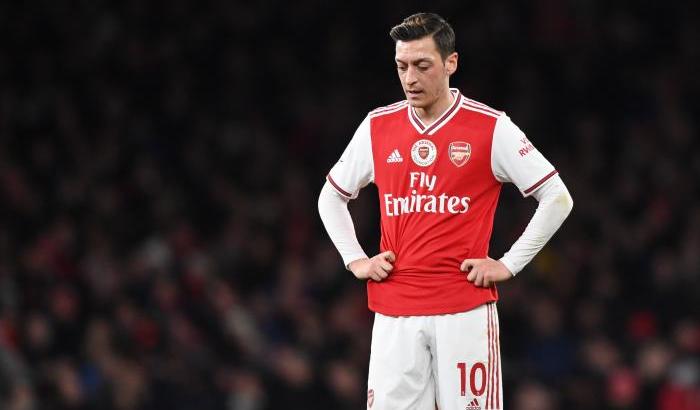 Coronavirus: il giocatore dell’Arsenal Ozil non ha accettato il taglio del proprio stipendio