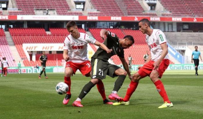 Bundesliga, finisce 2-2 tra Colonia e Mainz. Striscioni di protesta per la ripresa del campionato