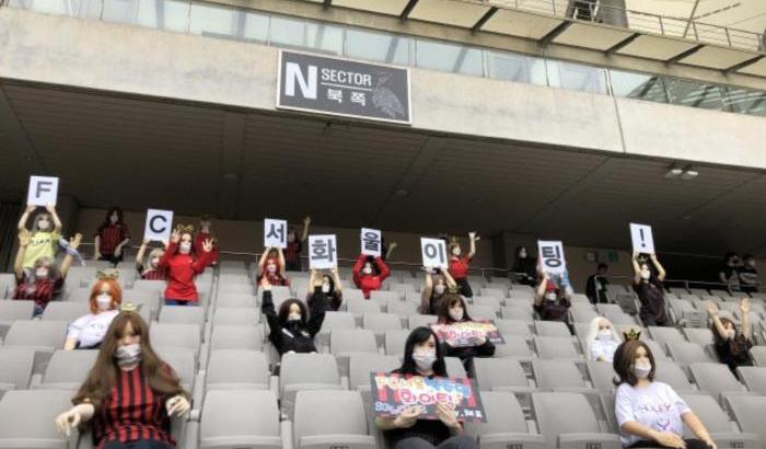 A Seul bambole gonfiabili in tribuna: scoppia la polemica