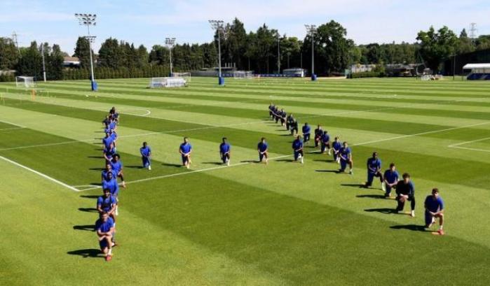 Anche il Chelsea si inginocchia per George Floyd