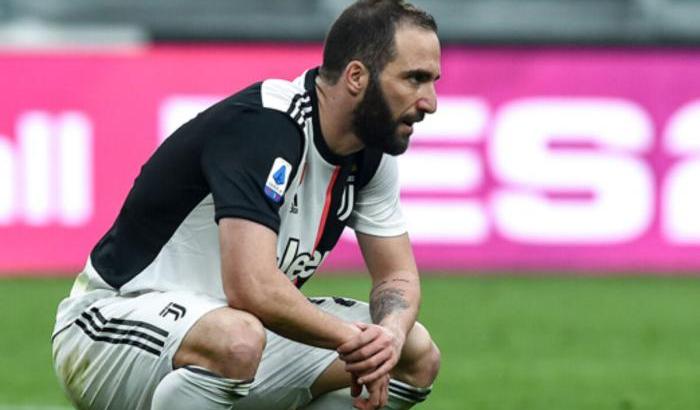 Infortunio per Higuain in allenamento, a rischio la Coppa Italia