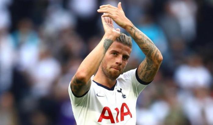 A Ereken, nel Belgio, vogliono sostituire la statua di re Leopoldo con Alderweireld del Tottenham