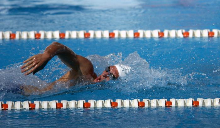 Vietato lo stile a farfalla nelle piscine inglesi: “niente movimenti ampi per il covid”