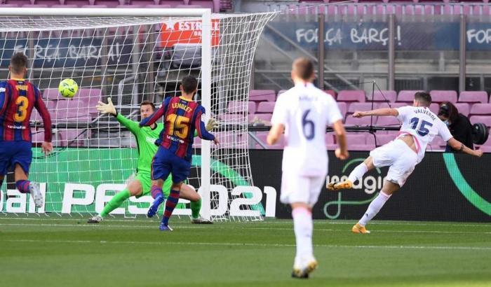 Liga, il Real Madrid sbanca il Camp Nou: è 3-1 nel Clasico