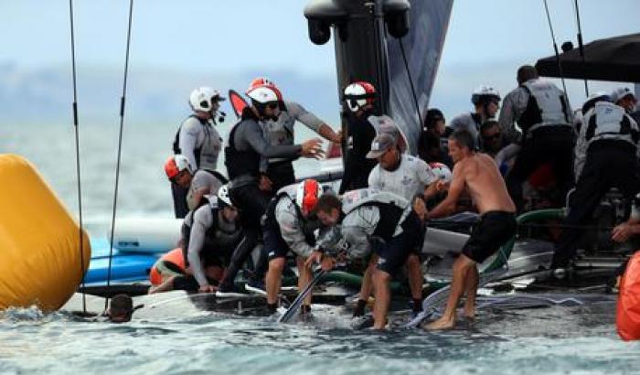 America's Cup, l'imbarcazione American Magic si ribalta per una manovra errata