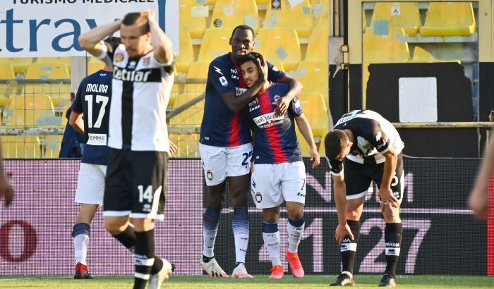 Termina con un pirotecnico 3-4 lo scontro salvezza tra Parma e Crotone