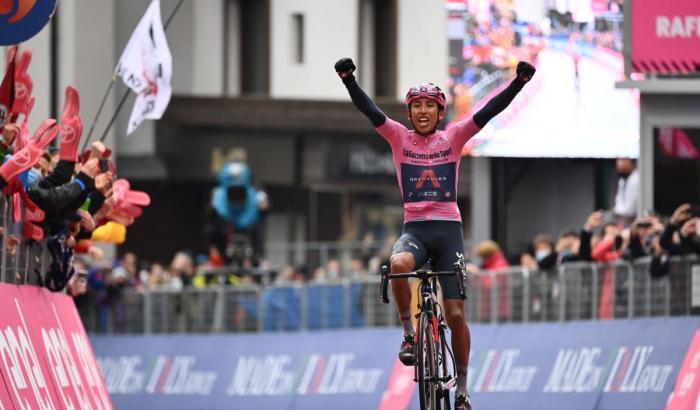 Bernal trionfa sul Giau, il colombiano sempre più maglia rosa