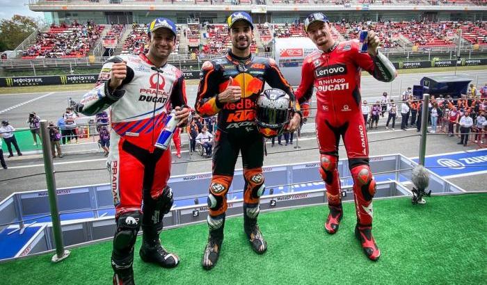 In Catalogna vince Oliveira (Ktm), podio completato da Zarco e Miller. Fuori Marquez e Rossi