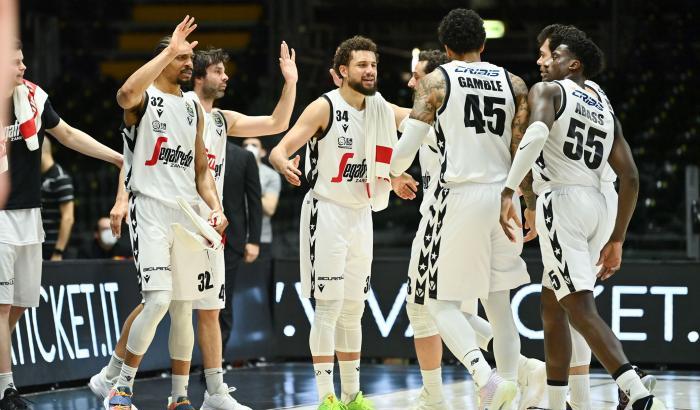 La Virtus Bologna passa di nuovo a Milano e si porta sul 2-0 nella finale Scudetto