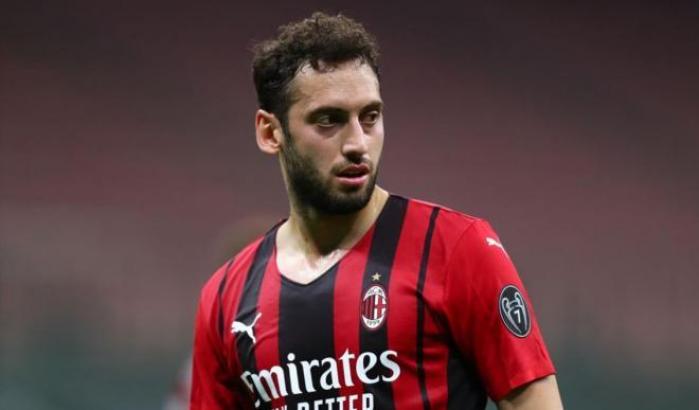 Lo sgarbo ai cugini: Calhanoglu lascia il Milan e va all'Inter