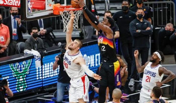 Playoff Nba: ai Suns anche Gara 2 della finale di conference a Ovest, decide all'ultimo l'alley-oop di Ayton