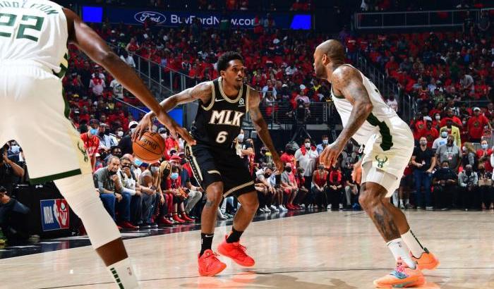 Playoff Nba: senza Trae Young Atlanta vince comunque contro i Bucks riportando la finale di conference in parità