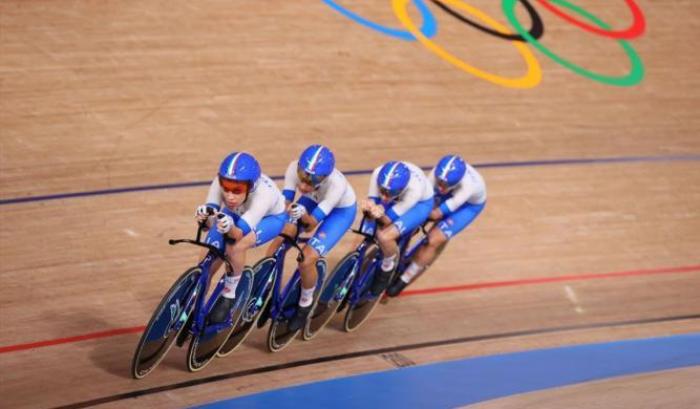 È oro e impresa storica per l’Italia nell’inseguimento a squadre del ciclismo su pista