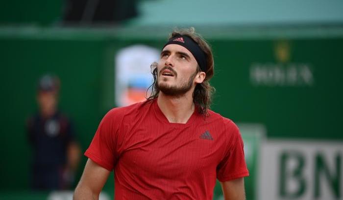 Il tennista Tsitsipas ammette: “Mi vaccinerò solo quando sarà obbligatorio per giocare”