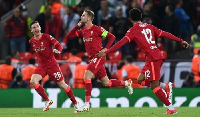 Ad Anfield succede di tutto: dominio Reds, rimonta rossonera poi Salah e Henderson fissano il punteggio sul 3-2