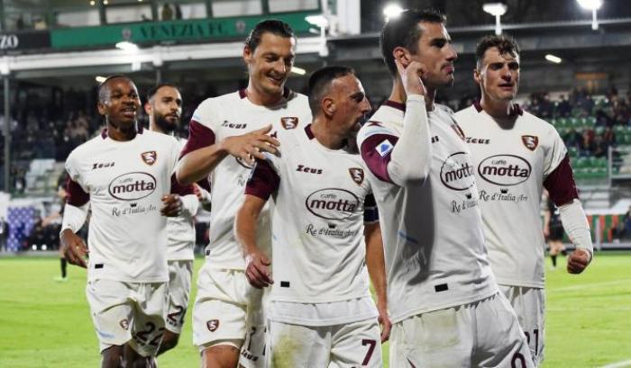 Salernitana corsara a Venezia, il Genoa pareggia in extremis con lo Spezia