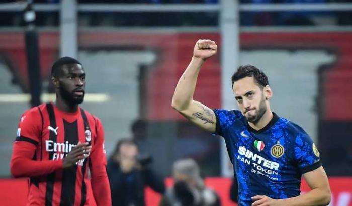 Al Meazza finisce 1-1: Calhanoglu e l'autorete di De Vrij decretano il pareggio tra Milan e Inter