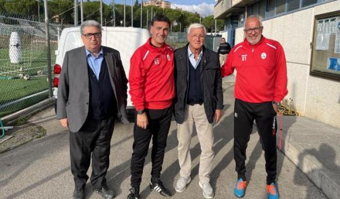 Marcello Lippi a Siena per ritirare un premio alla carriera sorprende i giocatori nell'allenamento mattutino