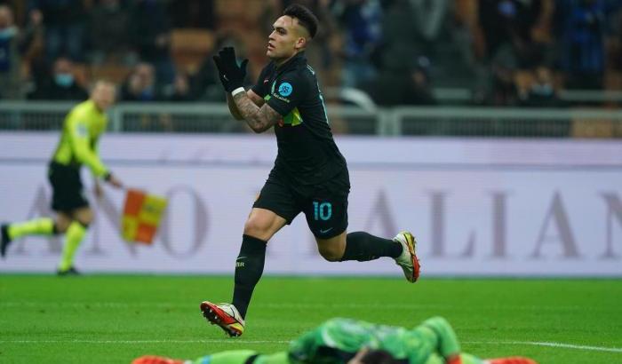 Paura e delirio a San Siro: l'Inter batte il Napoli 3-2 e va a -4 dalla vetta