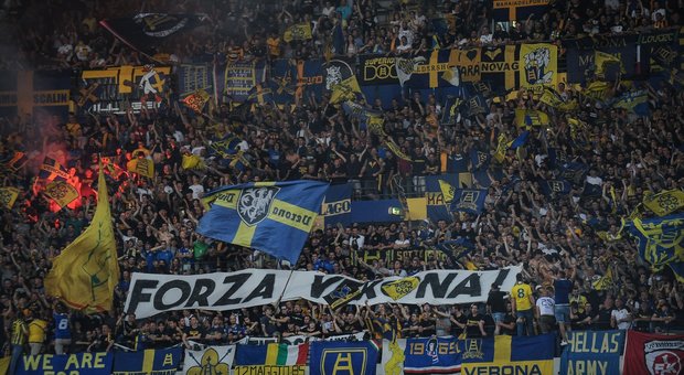 L'acquisto del Verona Mateusz Praszeliz sceglie il numero 88 e gli ultras esultano: "Un omaggio a Hitler"