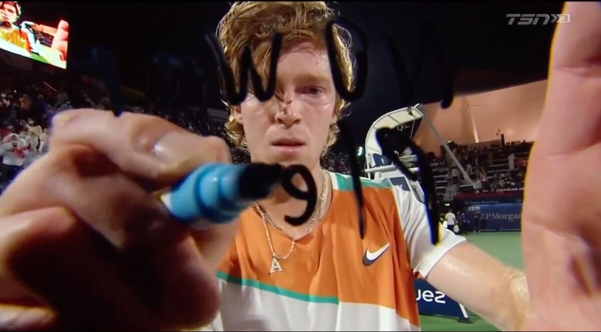 Tennis, il russo Rublev scrive 'No War please' sulla telecamera e fa il giro del mondo