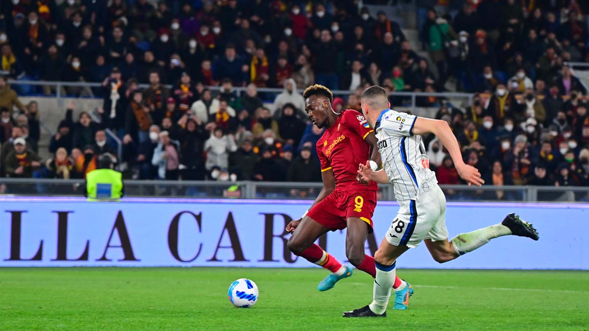 La Roma batte l'Atalanta e l'aggancia in classifica: basta Abraham per piegare la Dea