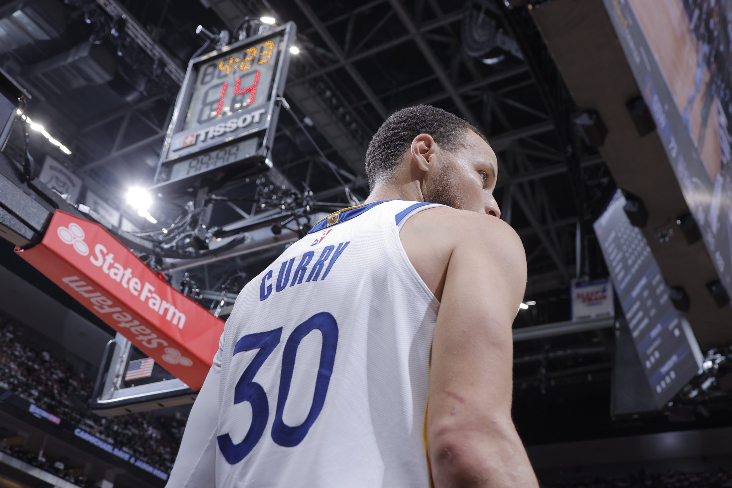 Un Curry da record e un indemoniato Looney eliminano i Kings